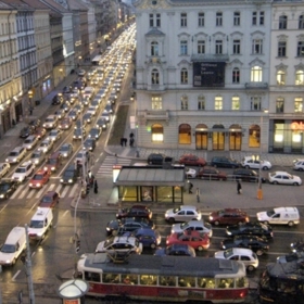 Jedna z velmi rušných pražských křižovatek