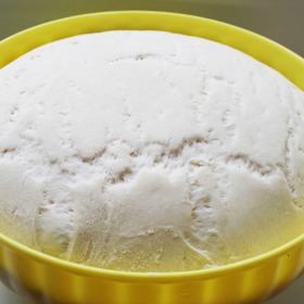 Čím déle těsto odpočívá, tím je chutnější. 