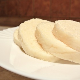 Ještě horké knedlíky rozkrájejte na plátky speciálním strunovým kráječem. Pokud ho nemáte, stačí režná nit nebo silonový vlasec.