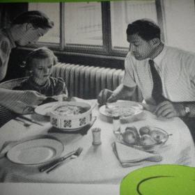 Rodina při nedělním obědě v časech minulých