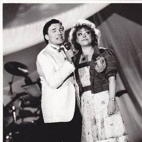 Jiřina Bohdalová a Karel Gott při imitaci hitu Zvonky štěstí