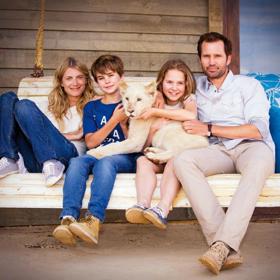 Maminku hlavní hrdinky hraje Mélanie Laurent známá například z filmu Hanebný parchanti.