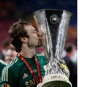 Petr Čech se raduje z každé své trofeje.