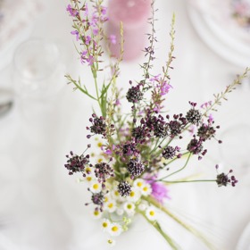 Ve váze se skvěle vyjímají i řezané květiny nebo obyčejné luční kvítí, které natrháte na nejbližší loučce. 