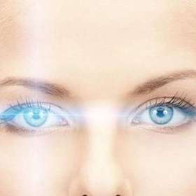 Operace očí laserem.