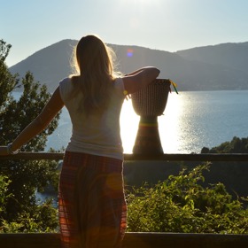 Dlouhodobé vystavení intenzivním slunečním paprskům může způsobit šedý zákal a ve výjimečných případech i poškození sítnice. 