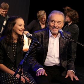 Karel Gott si ke svým blížícím se osmdesátinám nadělil klip s dcerou Charlotte.