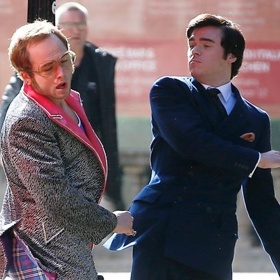 Rocketman vypráví o mládí Eltona Johna