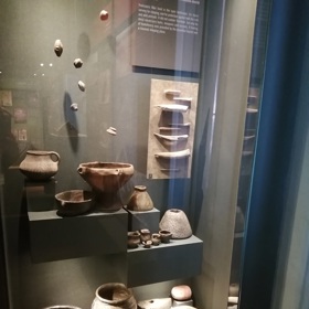 Expozice využívá výsledků experimentální archeologie a je doplněna o nové modely, repliky a rekonstrukce. Najdete zde informace od počátků pravěku do doby příchodu Slovanů.