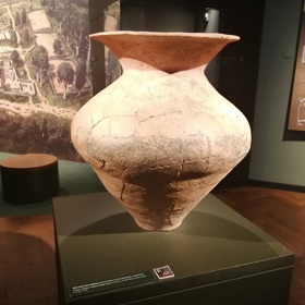 Expozice využívá výsledků experimentální archeologie a je doplněna o nové modely, repliky a rekonstrukce. Najdete zde informace od počátků pravěku do doby příchodu Slovanů.