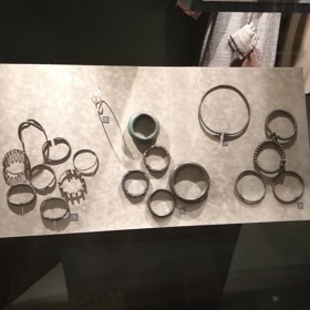 Expozice využívá výsledků experimentální archeologie a je doplněna o nové modely, repliky a rekonstrukce. Najdete zde informace od počátků pravěku do doby příchodu Slovanů.