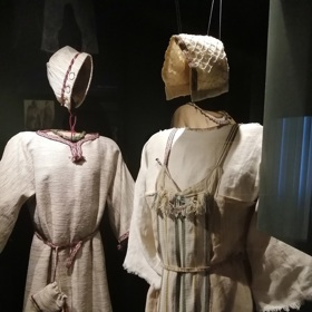 Expozice využívá výsledků experimentální archeologie a je doplněna o nové modely, repliky a rekonstrukce. Najdete zde informace od počátků pravěku do doby příchodu Slovanů.