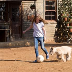 Jedenáctiletá dívka Mia se s rodinou přestěhuje na farmu v jižní Africe, kde se jí ve lví rezervaci splní dávný sen snad všech dětí světa. Dostane malého lvíčka, mládě vzácného bílého lva. 