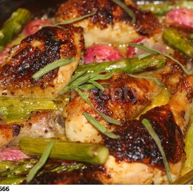 Kuřecí paličky pečené s chřestem a ředkvičkami