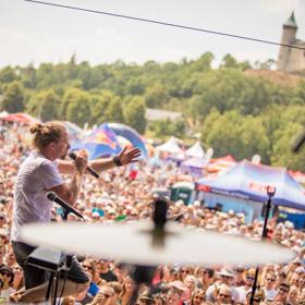 Putovní letní kulturní festival Hrady CZ letos představí špičku současné české a slovenské hudební scény.