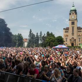 Hlavní scéna, kterou najdete na louce před kostelem, přivítá hned několik headlinerů, které ani není třeba moc představovat. 