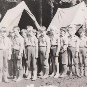 Pionýrské tábory učily děti poradit si s životem v přírodě.