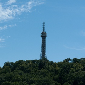 Má železnou konstrukci a vysoká je 60 metrů.  