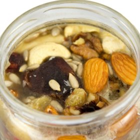 Ořechy v medu jsou delikatesou.