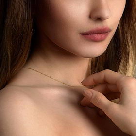 Dekolt toho hodně poví o věku ženy