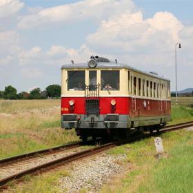 Motoráček vás zaveze z Roudnice nad Labem do Mšených Lázní, které jsou malebnou lázeňskou obcí, do Budyně nad Ohří, kde je vodní hrad, až do Libochovic, kde se nachází zámek a odkud se lze vydat na zříceninu hradu Hazmburk.