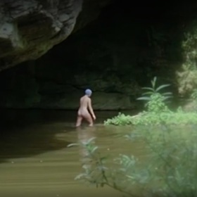 Poprvé se nahá ve filmu objevila ve filmu Zlatí úhoři (1979).