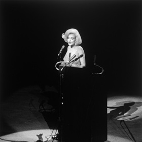 Při zpěvu slavného songu Happy Birthday Mr. Kennedy