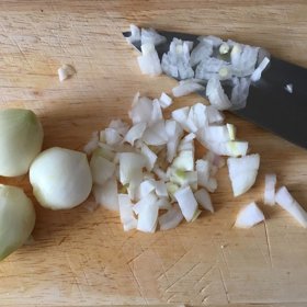 Cibule se do medu hodí také.