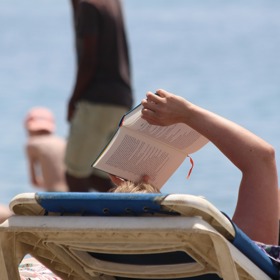 Oči je třeba před škodlivým UV zářením neustále chránit, a to i při čtení.