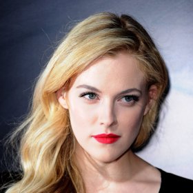 Riley Keough o herce moc stála, ale on ji měl jen do postele.