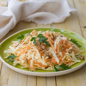 Salát s celerem a mrkví.