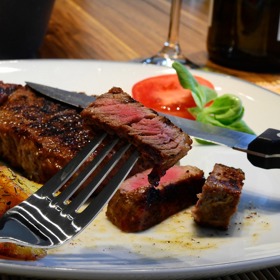 Čím je maso na dotyk pružnější, tím je uvnitř syrovější. 