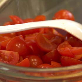 Rajčata uvařte, okořeňte a propasírujte