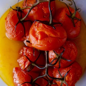 Pečená rajčata jinak "obyčejné" omáčce dodají hloubku.