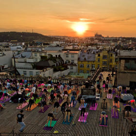 Na střeše Lucerny se dá třeba i cvičit jóga