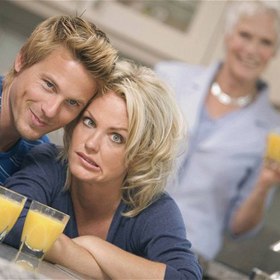 Alkohol umí divy, před rodiči svého partnera byste se však měla ovládat