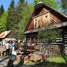 Hrnčířskou sobotu na Veselém Kopci zpříjemní vystoupení národopisného souboru Kohoutek z Chrudimi. 