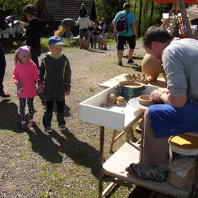 Od 9 do 16 hodin budou mít návštěvníci možnost sledovat při práci několik desítek hrnčířů a keramiků z celého Česka.