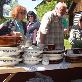 Zastoupeny budou nejrůznější typy výrobků z hrnčířské hlíny: hrnčina, kamenina, bělnina aj., zhotovené modelováním, točením na kruhu či pomocí forem. 