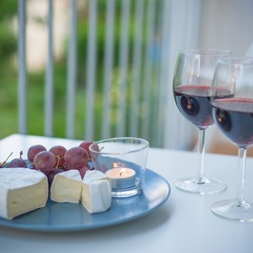 Na zakousnutí se k vínu hodí sýry a hroznové víno.
