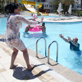 Dáda shodila pořadatele soutěže Muž roku Davida Novotného do bazénu