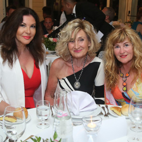 S kamarádkou výtvarnicí (vpravo) si  daly závazek, že do konce pobytu vytvoří třicet šperků. 