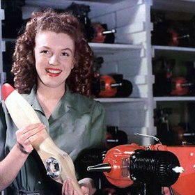 YANK magazine - kolorovaná fotografie Marilyn Monroe jako Norma Jeane Dougherty