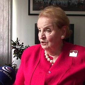 Madeleine Albrightová sice žije přes 70 let v zahraničí, přesto mluví perfektně česky