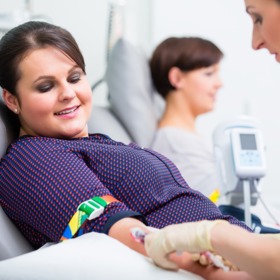 Myslíte, že se vás dárcovství krve netýká? Pokud bychom se podívali na statistiky, pak každý z nás potřebuje za svůj život průměrně 4x krevní transfuzi a 12x lék vyrobený z krve.