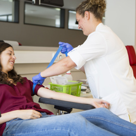 Lidská krev je unikátní tekutina, kterou neumíme uměle vyrobit, a jediný způsob, jak ji lze získat, je dárcovství. 