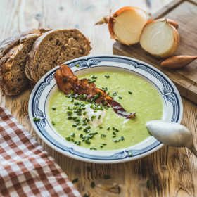 Chutný, snadný na přípravu, pažitkou posypaný a slaninou ozdobený… Hráškový krém po právu patří k nejoblíbenějším polévkám a není třeba dodávat proč!