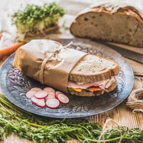 Snídaňový sendvič s vejci, šunkou od kosti a jogurtem obsahuje pořádnou porci čerstvé zeleniny.