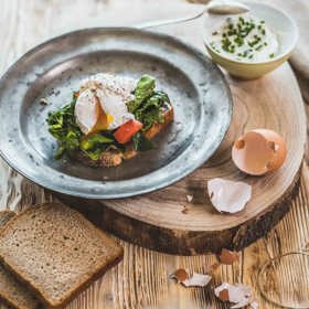 Pokud milujete vejce, ale omeleta nebo volská oka už vás omrzely, dejte si ztracené vejce. Chutná zatraceně dobře a není vůbec těžké ho připravit!