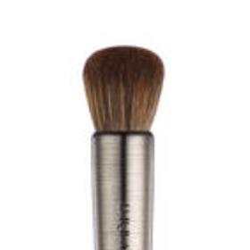 Tento štětec dokáže všechno a zaručí vám dokonalou pleť. Štětec na make-up, Urban, 980 Kč.